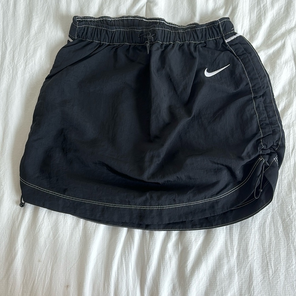 Women’s Nike nylon synch waist skirt